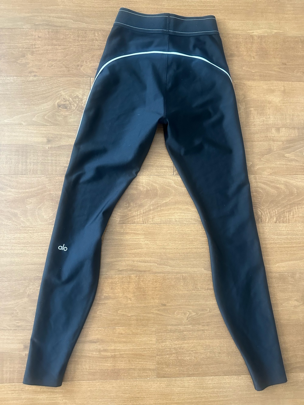 ALO Yoga Black Leggings and matching Sports Bra with White Side Piping - Picture 6 of 9